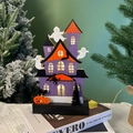 Détail d'une maison hantée en bois illuminée pour Halloween avec des lumières LED chaudes - Gris