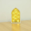 Dettaglio lampada LED bianca ad arco di moschea con motivi geometrici di stelle gialle - 12x2.5x18 / Bianco (KZ-24023)