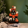 Dettaglio di decorazione di Halloween in legno con LED, castello e fantasmi su libri - Casa Stregata