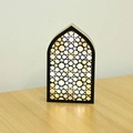 Dettaglio della luce LED calda attraverso motivi a stella in un arco di legno intagliato - 12x2.5x18 / Nero (KZ-24024)