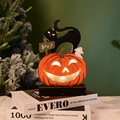 Dettaglio decorazione Halloween in legno con zucca LED, gatto nero e scritta Boo - Gatto nero