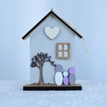 Adorno creativo de madera en forma de casa con figuras y cuerda de cáñamo rústica - Casa de Color Claro