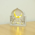 Detail der hölzernen Ramadan LED-Deko mit filigraner Moschee und Mondsichel-Ausschnitt - Moschee Mond Stern Bogen Stil (KZ-24021)