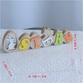 Dettaglio delle dimensioni della decorazione pasquale in legno OSTERN con coniglio - Stile Ostern 2