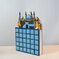 Dettaglio del calendario per il conto alla rovescia del Ramadan in legno con cassetti numerati - 28X5.5X39CM / Stile Legno Blu Giallo (KZ-25004)