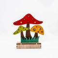 Detail der hölzernen Pilz-LED-Gartendeko mit leuchtenden Kappen auf einem natürlichen Holzsockel - Dreifarbiger Pilz-Stil (FS-24072)
