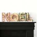 Dettaglio delle lettere NOEL in legno con LED e villaggio invernale intagliato a luce calda - Set NOEL