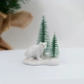 Detailansicht der Eisbärenfigur aus Harz mit Mini-Weihnachtsbäumen auf Schneebasis - Bär