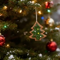 Kreativer Weihnachtsbaumanhänger aus Harz mit bunten Punkten vor festlichem Hintergrund - Weihnachtsbaum
