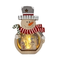 Detail von hölzernem LED-Weihnachtsschneemann mit warm beleuchteter Innen-Miniaturszene - Schneemann
