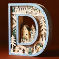Detail der hölzernen LED-Leuchte Buchstabe D mit lasergeschnittener 3D-Winterlandschaft - Buchstabe D