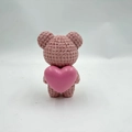 Statuetta di orsetto in resina rosa con trama a maglia che tiene un cuore rosa - Rosa