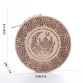Detailansicht eines Holzanhängers mit 20 cm Durchmesser und lasergeschnittenem Moschee-Motiv - Moschee und Kalligraphie Muster (KZ-23008)