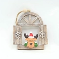 Détail d'une suspension fenêtre de Noël en bois avec un renne mignon et bonnet rouge - Élan