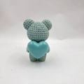 Statuina di orsetto in resina azzurra con trama a maglia e cuore decorazione tavolo - Blu