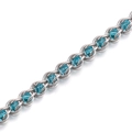 Makroaufnahme der Edelstahlkette mit türkisen Kristallperlen für die Schmuckherstellung - Stahlfarbe Seeblau Perlenkette 10mm