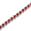 Makroansicht ineinandergreifender Edelstahlringe mit roten Perlen an einer feinen Kette - Stahlfarbe Rot Perlenkette 10mm