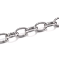 Vista macro della catena a maglie ovali in acciaio inossidabile lucido per gioielli DIY - Large O-Chain (B910) / 3x14.8mm / Colore acciaio