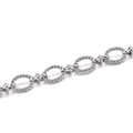 Dettaglio delle maglie ovali intrecciate e dei piccoli anelli in acciaio lucido argento - Twist Oval Figure-8 Chain (B909) / 11.5mm / Colore acciaio