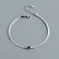 Detail einer S925 Sterling Silber Schlangenkette mit grünem Zirkon und Hummerverschluss - Weißgold