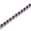 Edelstahl Armbandkette mit polierten tiefvioletten Perlen auf weißem Hintergrund - Stahlfarbe Dunkelblau Perlenkette 10mm