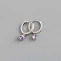 Gros plan sur les créoles en argent 925 avec pendentif gemme violette et pavage en zircon - Zirconia Violet (Base Platine)