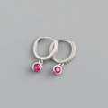 Détail de boucles d'oreilles en argent S925 avec zircons et pierres rouges rondes - Zirconia Rose Rouge (Base Platine)