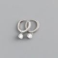 Gros plan de boucles d'oreilles créoles en argent 925 avec pendentifs en zircon rond - Zirconia Blanc (Base Platine)