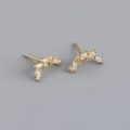 Dettaglio di orecchini in argento S925 dorato con zirconi bianchi a forma di marquise - Argento 925 / Oro