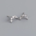 Dettaglio macro degli orecchini a lobo in argento S925 a mezzaluna con zirconi bianchi - Argento 925 / Argento