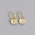 Dettaglio di orecchini a cerchio in argento S925 oro 18K con ciondoli a disco ondulato - Argento 925 / Oro