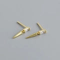 Vue détaillée de boucles d'oreilles dorées avec zircon rectangulaire et pendentif cône - Argent 925 / Or (Zircone Blanche)