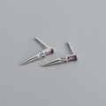 Détail macro de boucles d'oreilles en argent S925 avec zircon violet et pendentifs - Argent 925 / Plaqué Platine (Zircone Violette)