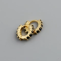 Gros plan sur des boucles d'oreilles créoles dorées serties de zircons noirs de qualité - Argent 925 / Noir (Or)