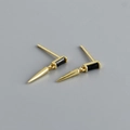 Vue macro d'une boucle d'oreille en argent S925 plaqué or avec zircon noir et charme cône - Argent 925 / Or (Zircone Noir)