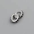Détail de boucles d'oreilles créoles en argent s925 avec zircons noirs sur fond gris clair - Argent 925 / Noir (Argent)