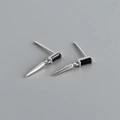 Détail macro de boucles d'oreilles en argent S925 avec zircon noir et pendentif conique - Argent 925 / Platine (Zirconium Noir)