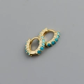 Détail de boucles d'oreilles créoles dorées avec perles turquoise de style bohème épuré - Argent 925 / Zirconia Turquoise (Or)