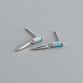 Vue macro de boucles d'oreilles carrées en turquoise argentée avec pendentifs cônes - Argent 925 / Or Blanc (Zirconia Turquoise)