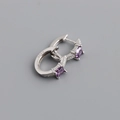 Detail van S925 zilveren oorringen met vierkante paarse zirkoon en pave gezette steentjes - 925 zilver / Zilver Paarse Zirkonia