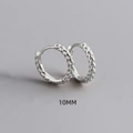 Macro-detail van 10mm S925 sterling zilveren oorringen met een gehamerde textuur - 925 zilver / Platina (Binnendiameter 10MM)