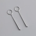 Dettaglio degli orecchini in argento sterling S925 con pendente a goccia e finitura lucida - Orecchini a Barra Lunga (S-E1491) / Argento