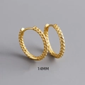 Detail van 14mm S925 zilveren oorringen met getextureerde gouden honingraatafwerking - 925 zilver / Goud (Binnendiameter 14MM)