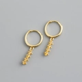 Vue détaillée de boucles d'oreilles dorées avec cinq pierres de zircone jaune éclatantes - Argent 925 / Yellow Zirconia (Gold)