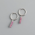 Détail macro de boucles d'oreilles créoles en argent avec rangées de zircons roses - Argent 925 / Zirconia Rose Rougeâtre (Argent)