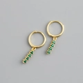 Détail de boucles d'oreilles créoles dorées avec pendentifs en zircons verts alignés - Argent 925 / Zirconia Vert (Ton Or)