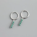 Gros plan sur des créoles en argent S925 avec quatre zircons verts sertis verticalement - Argent 925 / Zirconia Vert (Ton Argent)