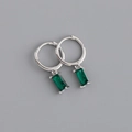 Dettaglio degli orecchini a cerchio in argento S925 con zirconi verdi a taglio rettangolare - Orecchini Rettangolari con Strass Verde (S-E1533) / Argento