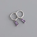 Dettaglio di orecchini a cerchio in argento S925 con pendente in zircone viola - Orecchini Rettangolari con Strass Viola (S-E1538) / Argento