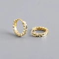 Detalle de pendientes de aro en plata 925 bañada en oro con diseño de corte de diamante - Plata 925 / Dorado